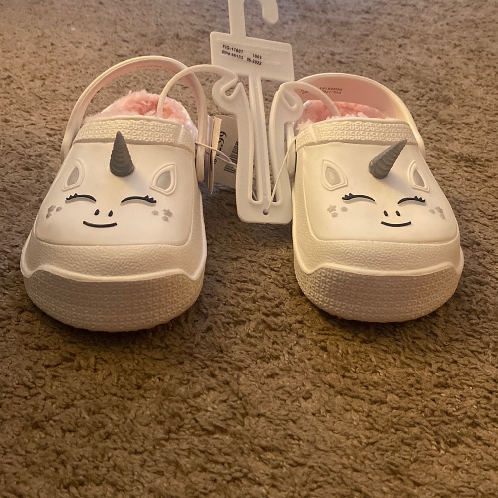 Unicorn white crocs! 3D sliver horn, with pink fuzzy interior. Never warn